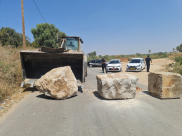 اغلاق الطريق الواصل بين حي شنير وقرية دهمش بالمكعبات الأسمنتية